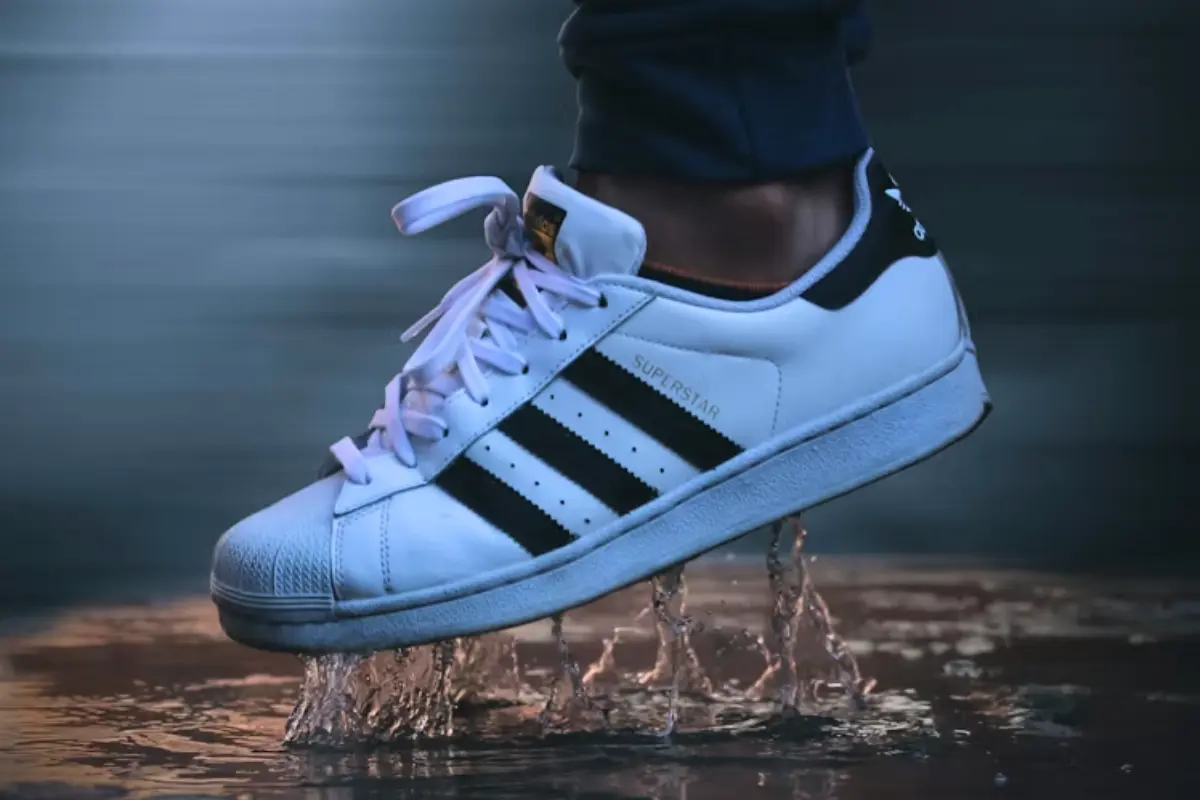 Adidas Superstar tisztítása lépésről lépésre: Így varázsold újjá az ikonikus sneakeredet!